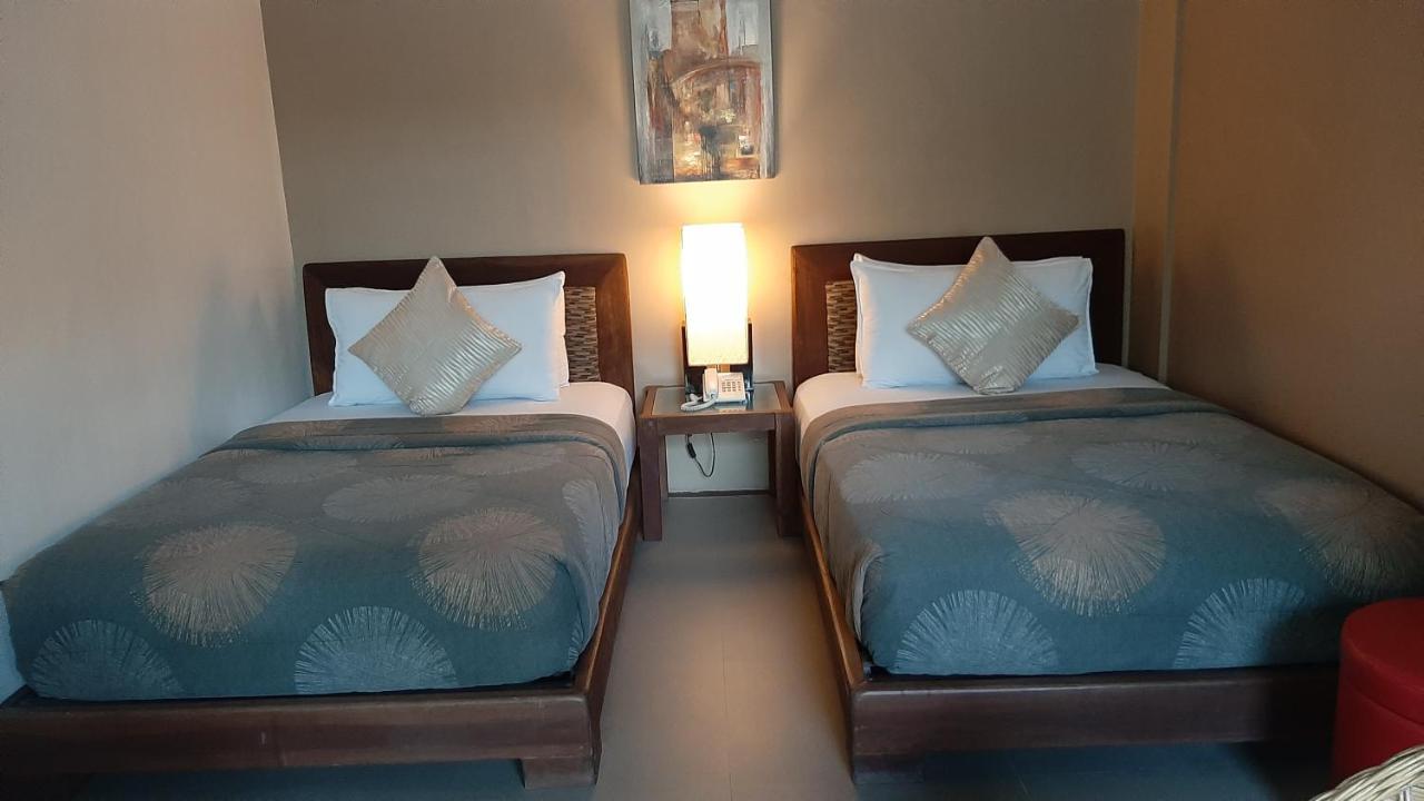 Urban Sands Hotel Iloilo Esterno foto