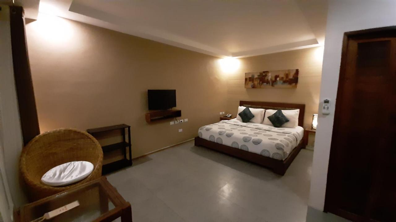 Urban Sands Hotel Iloilo Esterno foto