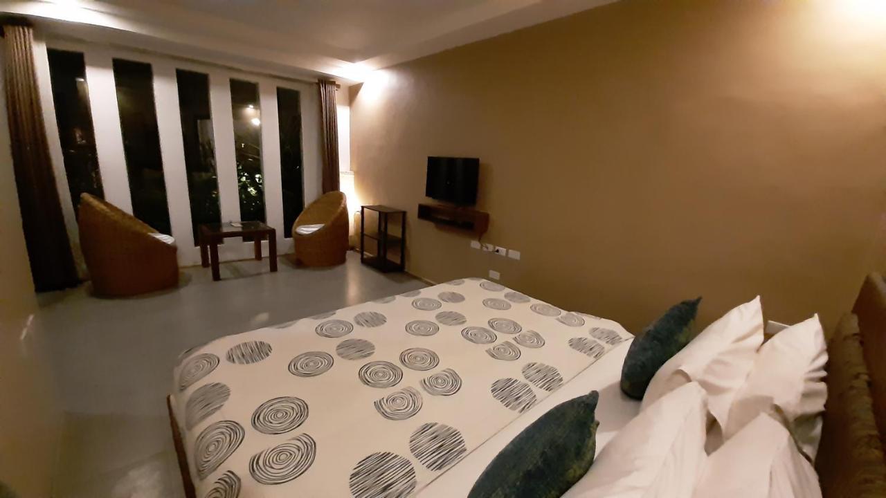 Urban Sands Hotel Iloilo Esterno foto
