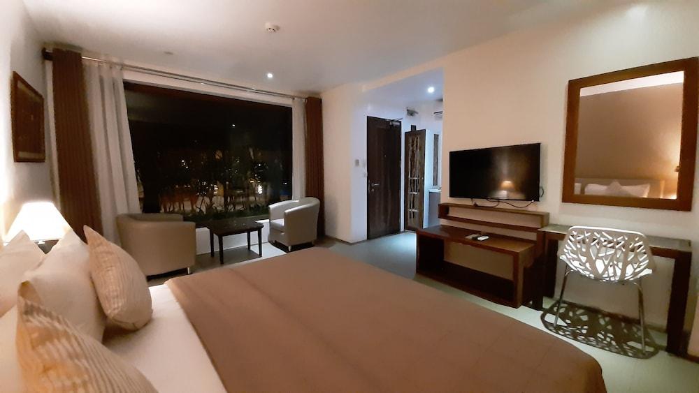 Urban Sands Hotel Iloilo Esterno foto