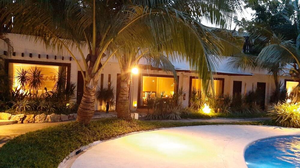 Urban Sands Hotel Iloilo Esterno foto